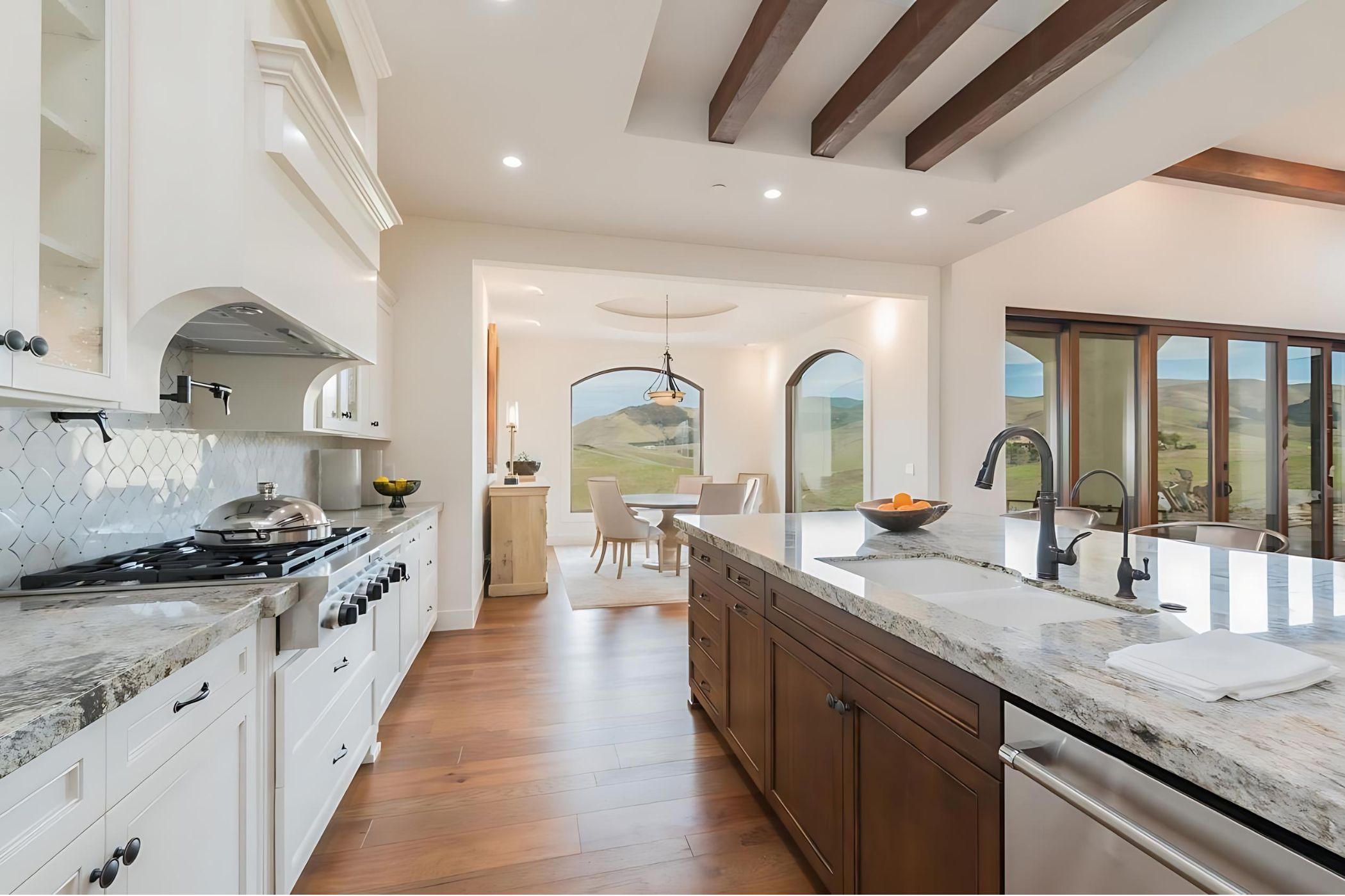 luxury-kitchen-and-sink Luxury Kitchen and Sink